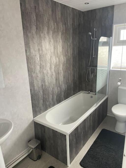 Fantastic Full 3 Bedroom Modern Apartment 벨파스트 외부 사진